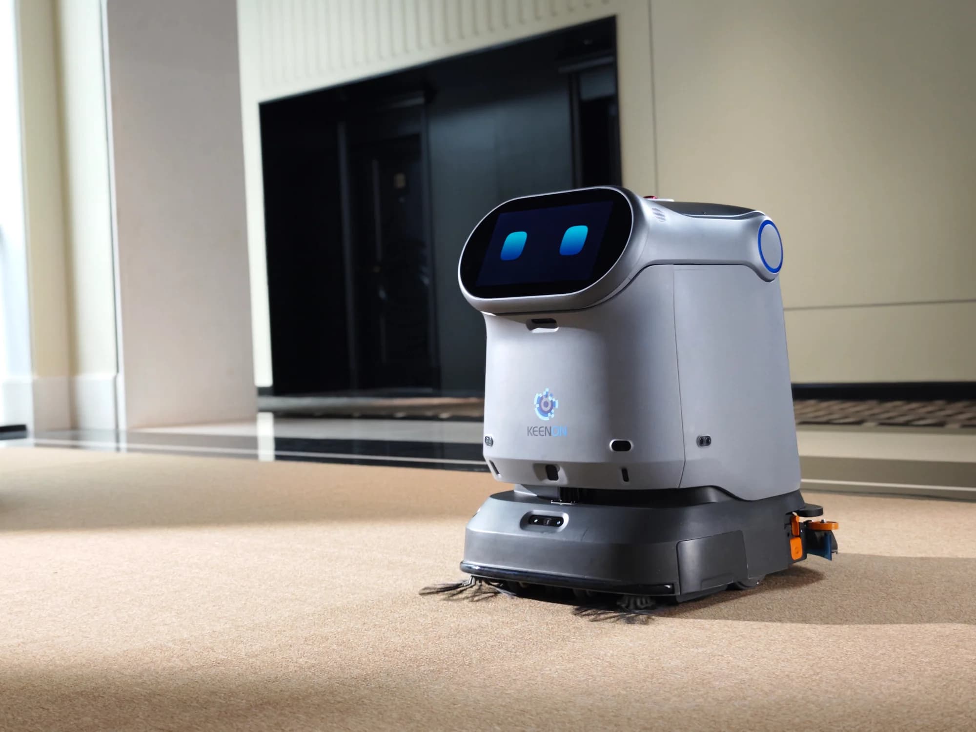 KEENON KLEENBOT C40 vaipkattega ärihoones